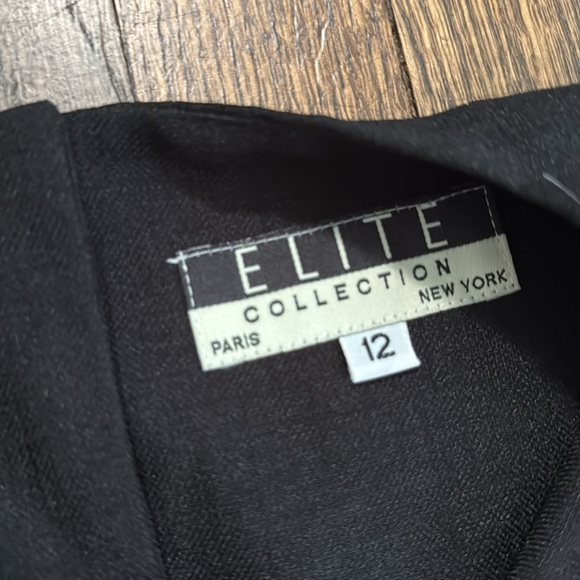 Elegant Black Sleeveless Top - Picture 2 of 3